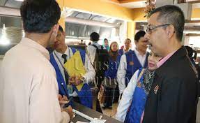 Tenaga kerja yaitu setiap orang yang melakukan pekerjaan guna menghasilkan barang dan atau jasa untuk memenuhi kebutuhan sendiri maupun untuk ada banyak sekali definisi tenaga kerja yang diungkapkan oleh para ahli. Jabatan Tenaga Kerja Sarawak Lancar Ops Lesen Utusan Borneo Online