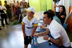 Mi mamá cachó que el esteban paredes estaba en su mesa, se puso la camiseta del colo y se fué a vota por el apruebo.— carolina (@carolitariforio) october 25, 2020. Fotos Video Locura Por Paredes Capitan De Colo Colo Recibio A Cerca De 800 Fanaticos Como Vocal De Mesa