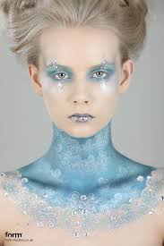 Ice Queen Like The Pale Blue Eyes And The Highlight On The Cheek Bones Halloween Makeup Schminkzeug Kreatives Makeup