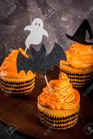 Idea Simple De Un Regalo Para Ninos Divertido Para Halloween Pasteles De Calabaza Con Crema Con Decoraciones En Forma De Simbolos De Vacaciones Fantasma Bruja Murcielago Sobre Un Fondo Negro Copie
