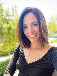 Dena Pinheiro's Instagram, Twitter & Facebook