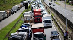 Caminhoneiros autônomos de todo o país marcaram uma nova assembleia, sem ainda data definida, para tentar angariar apoio e definir as pautas de uma nova greve nacional que vem sendo articulada. Caminhoneiros Convocam Nova Assembleia Para Se Mobilizar Por Greve Rede Tv Mais