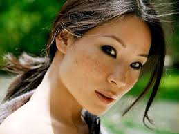 Las pecas de Lucy Liu : r/pics