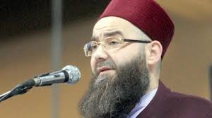 Hemen arka sırada da cübbeli ahmet hoca ve iki kızı vardı. Cubbeli Ahmet Hoca 7 Yasindaki Kizi Erkek Hoca Okutamaz Bursa Com