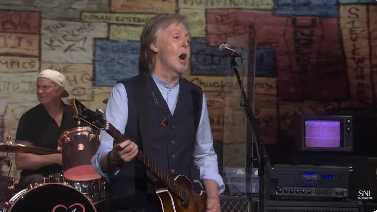Paul McCartney spielt Beatles-Klassiker bei „SNL“-Bonusauftritt