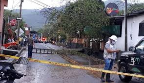 The city is located approximately 58 kilometres (36 mi) north of medellín, the department capital. Fuerte Vendaval Dejo 24 Viviendas Afectadas En Santa Fe De Antioquia Fuerte Vendaval Dejo 24 Viviendas Afectadas En Santa Fe De Antioquia Medellin Caracol Radio