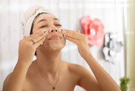 Soaking in a soothing oatmeal bath is often the first thing suggested for treating eczema flare ups, rashes and poison ivy outbreaks. Diy Oatmeal Mask For Eczema How To Use It Emedihealth