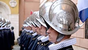 Schweizergardisten in ihren traditionellen uniformen. Schweizergarde Prasentiert Neue Helme Und Kurzfilme Kath Ch
