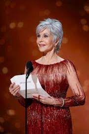 And whether intentional or not, owning her gray hair with power and grace at the oscars sends yet another. Oscars 2020 Jane Fond Sorgt Mit Grauen Haaren Fur Aufsehen