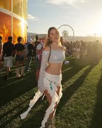 Los looks de las influencers españolas en Coachella 2026, pura inspiración  para tu cita festivalera este verano: del estilo 'western' de Sara  Fructuoso al 'gothiccore' de Marta Díaz