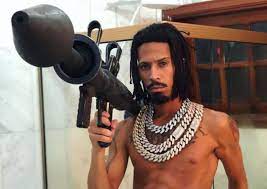 Pedrinho matador perseguia e matava outros criminosos, descarregando seu instinto assassino naqueles que considera maus. Young Mascka E Criticado Por Entrevistar Serial Killer Em Seu Podcast Rap Mais