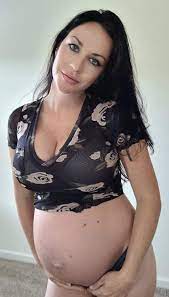 Pregnant OnlyFans star wants to auction off her body