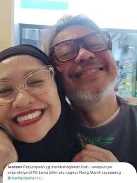 Menutup penghujung pekan dengan pilu yang tersisa. Bukan untuk mengabarkan  (karena dunia sudah tahu), hanya sekedar menyimpan kenangan. Aku & Kang  Iwan. Anak sekarang bilangnya abang-abangan 😅 Ngga cuma aku, kayanya dia