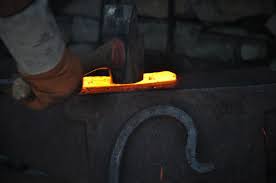 Une prestation où poésie et performance exultent devant et. Battre Le Fer Quand Il Est Chaud Autour De