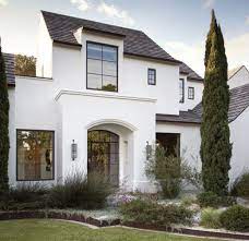 By adding the blue, it highlights the accents in the architecture and makes the exterior white siding with blue trim makes a really bold statement. Pin Van Bita Paya Op Exteriors Architectuur Modern Huizen