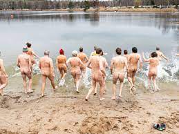 Neujahrs-Tradition: Etliche Nacktschwimmer wagen sich ins eiskalte Nass