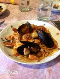 Negli spaghetti al pesto di mare la cremosità del pesto rende avvolgente il sugo di calamari e il profumo di basilico si fonde con quello del mare. Tagliolini Con Misto Mare Il Piatto Carico Che Da Soddisfazione