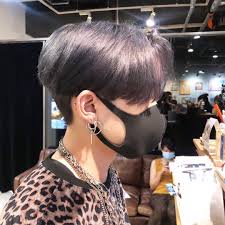 yuma 韓国ヘア 韓国マッシュ on instagram 前下がりセンターパート koreanカット カットは前下がりの韓国マッシュ えりあしの残し方と サイドの流し方 顔まわり細部にまで こだわって作りました 韓国 ヘア 顔 前下がり