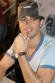 Spanish Singer Enrique Iglesias Poses During Foto Stock Editorial Imagem Stock Shutterstock Shutterstock Editorial
