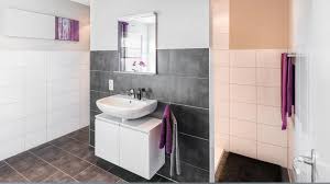 Se scelto di buona qualità resiste alle proiezioni ripetute di acqua, ai prodotti per la pulizia della casa e per l'igiene personale (shampoo, bagnoschiuma etc). Ecco Come Verniciare Le Piastrelle Del Bagno Per Rinnovarle