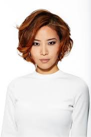 Qian Carre Court A Effet Asymetrique Sur Un Cuivre Feu Idees De Coiffures Cheveux Bruns Ondules Couleur De Cheveux Cuivre
