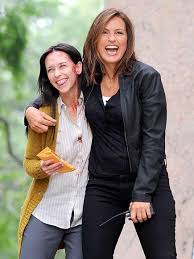 Mariska Hargitay And Jennifer Love Hewitt Having Some Laughs On The Set Of Svu Law And Order Special Victims Unit Jennifer Love Law And Order Svu