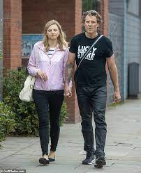 James cracknell and jordan connell officially tied the knot, with the pair glowing as they became married. James Cracknell 48 Halt Die Hande Mit Der Freundin Jordanien Connell 34 Wahrend Spaziergang Aktuelle Boulevard Nachrichten Und Fotogalerien Zu Stars Sternchen