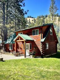 Riverfront Cozy Cabin with spacious hot tub