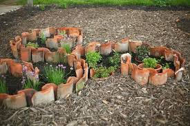Erstaunliche Diy Gartendekoration Mit Dachziegeln Gartenfliesen Diy Gartendekoration