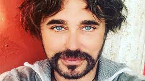 La denuncia del cantante sulla propria pagina facebook. Che Fine Ha Fatto Scialpi Scopriamo Cosa Fa Oggi Il Cantautore Bigodino