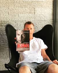 Raikkonen's ferrari deal limits his personal endorsement opportunities, but he does count oakley and wrangler as sponsors. Kimi Raikkonen Schwort Jetzt Dem Alkohol Ab Zentralplus