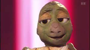 Josie als spardose mit einwurfschlitz am oberen rückenpanzer und entnahmevorrichtung unterhalb der spardose. Sascha Grammel Josie Bei Otto Waalkes Live 2015 Youtube