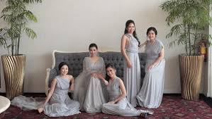 Maybe you would like to learn more about one of these? Gaun Bridesmaid Ini Bisa Diubah Jadi Ratusan Model Tanpa Batas