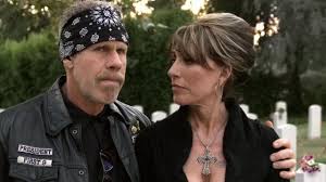 Сыны анархии sons of anarchy жанр криминальная драма создатель курт саттер в главных ролях чарли ханнам кэти сагал марк бун джуниор дэйтон калли ким коутс томми фланаган райан херст джонни льюис уильям лаккинг тео росси мэгги сифф рон перлман страна сша. Bandana Black Clarence Morrow Clay Ron Perlman Sons Of Anarchy S01e13 Spotern