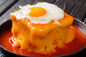 The literal translation for its name is 'little french girl', however, the only thing little about it, is the name. Rezept Francesinha Sandwich Mit Sosse Portugal Liebe