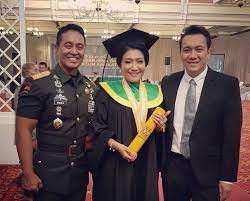 Diaz faisal malik hendropriyono (born 25 september 1978) is an indonesian politician who currently serves as special staff to the president of indonesia and chair of the indonesian justice and unity. Jadi Orang Penting Presiden Inilah Sosok Diaz Hendropriyono Adik Ipar Ksad Andika Perkasa Yang Tampan Dan Berwibawa Semua Halaman Grid Hot