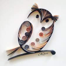 Verzieren sie mit ihrer selbstgemachten eule den wohnzimmertisch oder hängen sie sie mit einer schlaufe ans fenster. Who Likes Owls Artesanato Quilling Tecnicas Quilling Ideias Quilling