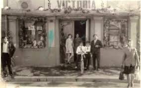 Odată este adverb de timp şi se scrie legat când se poate înlocui cu unul dintre adverbele cândva, îndată sau deodată. Victoria Cinematograful Odobestilor De Altadata