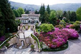 Lake maggiore wedding story floating roses and candles in the centerpiece. 6 Beautiful Wedding Destinations Arabia Weddings