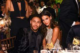 Aber nicht nur wegen seines talentes ist er so beliebt, dank seines aber auch neymars freundin bruna marquezine ist definitiv ein hingucker. Neymar Freundin So Heiss Ist Bruna Marquezine Neymar Fussball Freundin Fussball