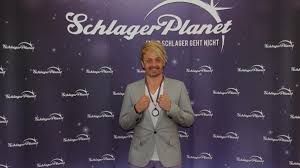 Juli 1974 als ross anthony catterall in bridgnorth) ist ein britischer, in deutschland lebender und arbeitender fernsehmoderator, musicaldarsteller, musiker und entertainer. Ross Antony Frisur Outfits Styling