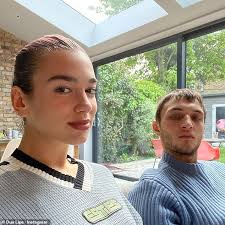 Montag um 22.00 uhr geht's los. Dua Lipa Kocht Oben Ein Sturm Mit Ihrem Freund Anwar Hadid Als Duo Prasentieren Ihre Kulinarischen Fahigkeiten Aktuelle Boulevard Nachrichten Und Fotogalerien Zu Stars Sternchen