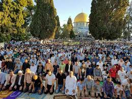 صلاة العيد من المسجد الأقصى ويظهر خلف المصلين مسجد قبة الصخرة فلسطين الحبيبة dolores park park travel