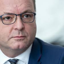 Quatre arrestations à Genève pour commerce de faux certificats Covid:  interview d'Olivier Jornot