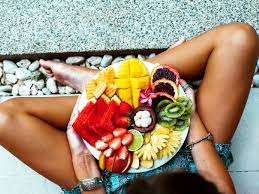 Acqua per rimanere idratato il nostro corpo ha bisogno di circa 2,5 litri di acqua al giorno, soprattutto in un ambiente caldo e assolato come la spiaggia. Dieta Gli Alimenti Che Favoriscono L Abbronzatura