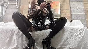 Alison en látex y rejilla