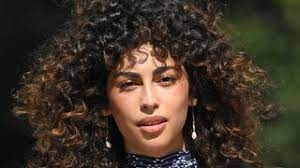 In pochi sanno però, che la carta. Come Colorare I Capelli Ricci Tutte Le Sfumature Del Momento Vanity Fair Italia