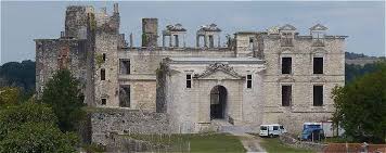 Ruines Du Chateau Des Ducs De Gramont Avec Images Ruines Du Chateau Pays Basque Chateau France