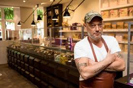 Dominique persoone (brugge, 24 september 1968) is een belgisch chocolatier. Chocolatier Dominique Persoone Doet Deuren Weer Open Doet Deugd Om Vaste Klanten Terug Te Zien Kw Be