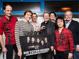 Die toten hosen is a punk band from düsseldorf (nrw), germany. 35 Jahre Lang Haken Fur Den Duschvorhang Die Toten Hosen In Stuttgart Moritz Stadtmagazin Veranstaltungen Konzerte Partys Bilder